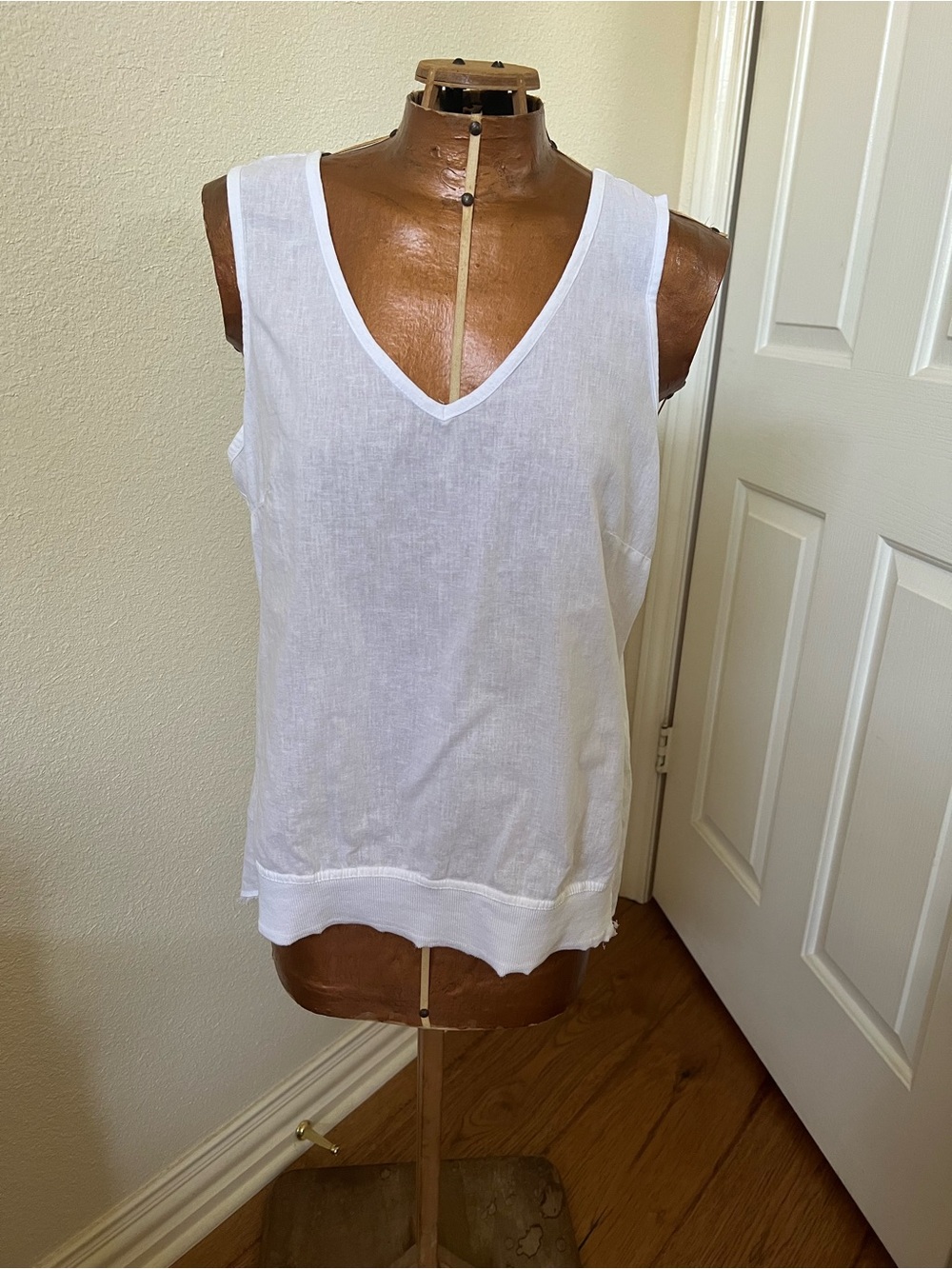 Women's White V-Neck Sleeveless Linen Tank